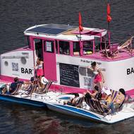 Plovoucí bar pod Mánesovým mostem láká Pražany na lodičkách. 