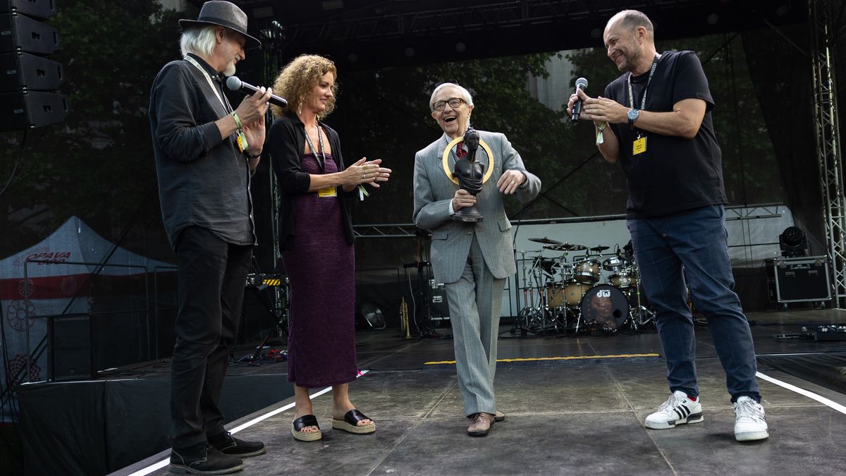 Cenu Slunovratu dostal Miloň Čepelka. Vrcholem přehlídky bylo vystoupení členů King Crimson