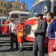 Někteří lidé u historických autobusů vzpomínali na své mládí.