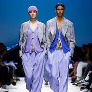 Pánskou kolekci Giorgio Armani prezentovaly i ženy.