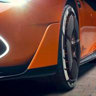 Kola vozu jsou vybavena aerodynamickými prvky.