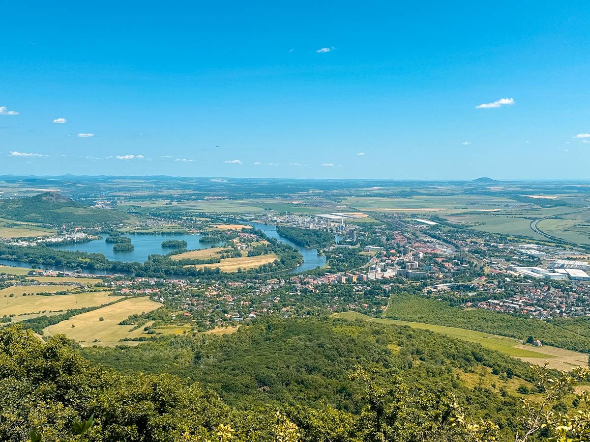 Lovosice jsou jako na dlani. S nimi také Žernosecké jezero, Radobýl a v dáli Říp.