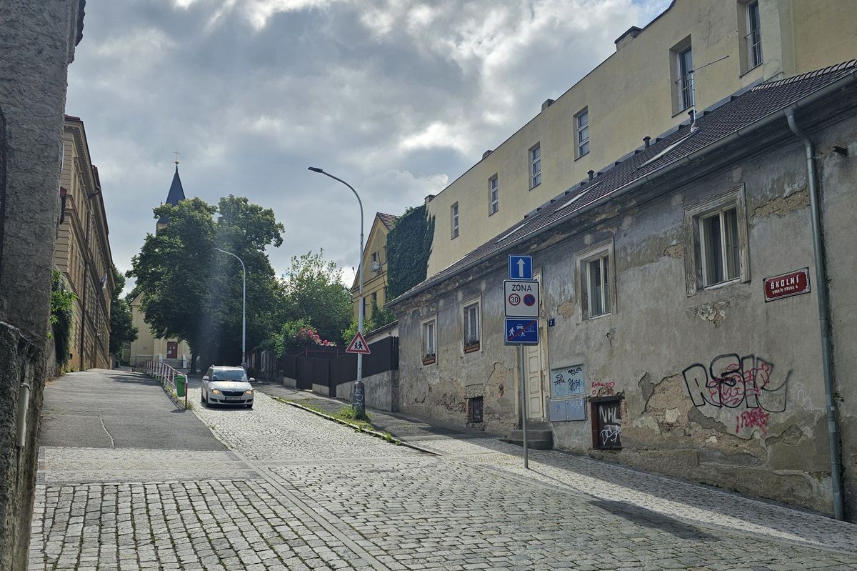 Jízdou v protisměru u školy v Praze si řidiči zkracují cestu. Jela i učitelka