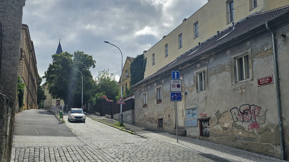 Jízdou v protisměru u školy v Praze si řidiči zkracují cestu. Jela i učitelka