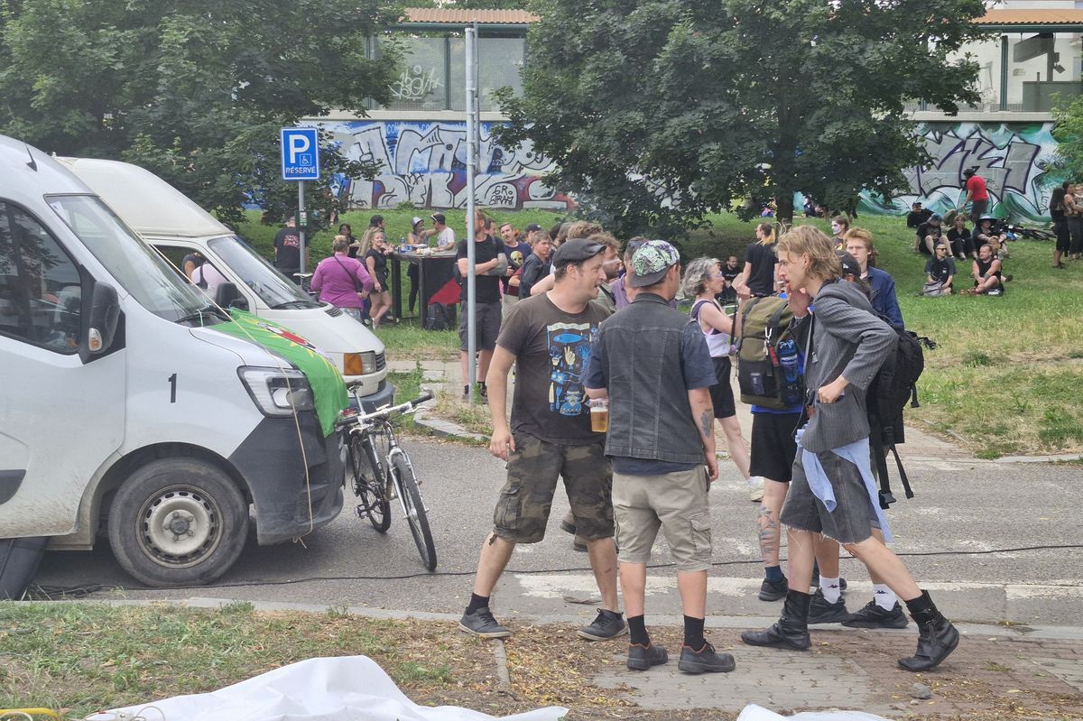 Squatteři u vily v Papírenské, odkud je dříve vyhnala policie, pořádali happening