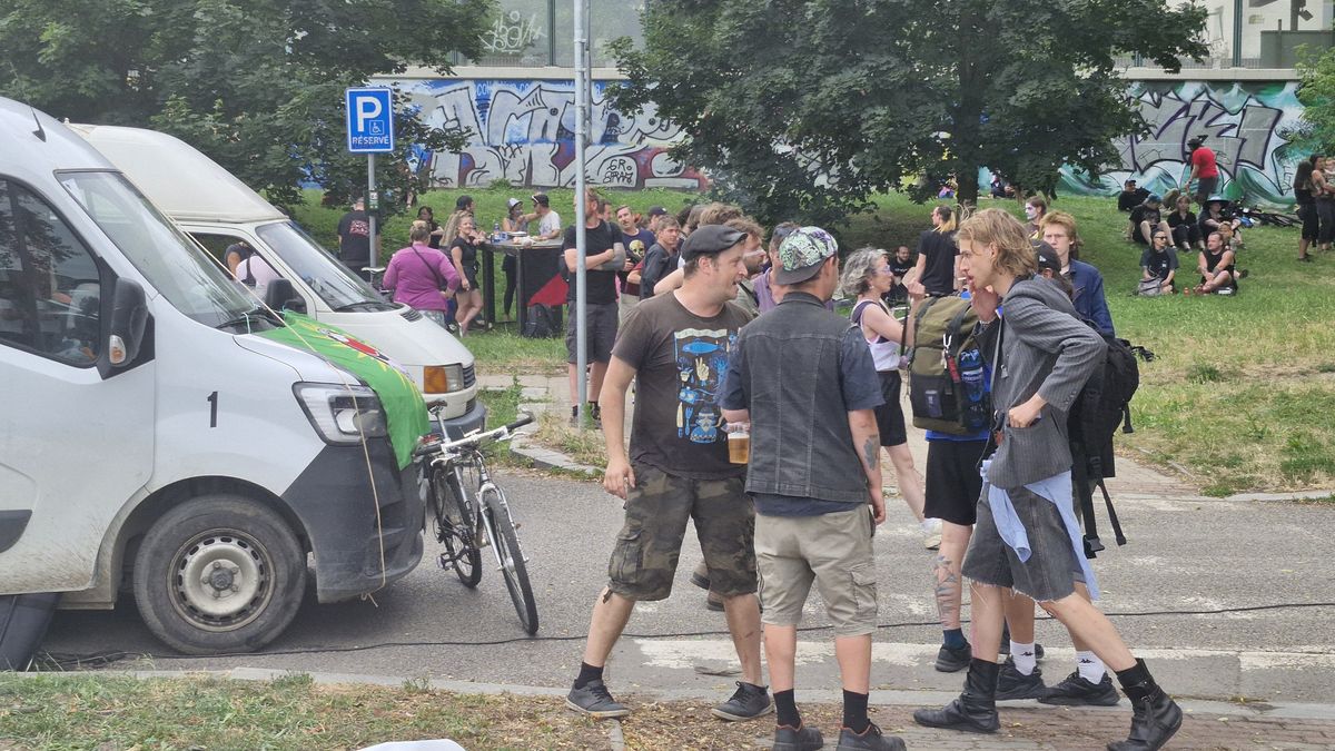 Squatteři u vily v Papírenské, odkud je dříve vyhnala policie, pořádali happening