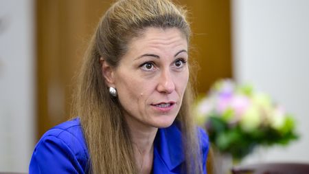Ministryně Decroix přestala používat titul magistra. Nemá na něj nárok