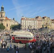 Autobusy na Staroměstském náměstí připomněly 100 let pravidelné jízdy na pražských linkách.