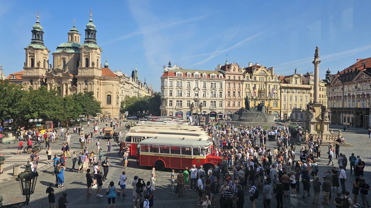 Autobusy na Staroměstském náměstí připomněly 100 let pravidelné jízdy na pražských linkách.