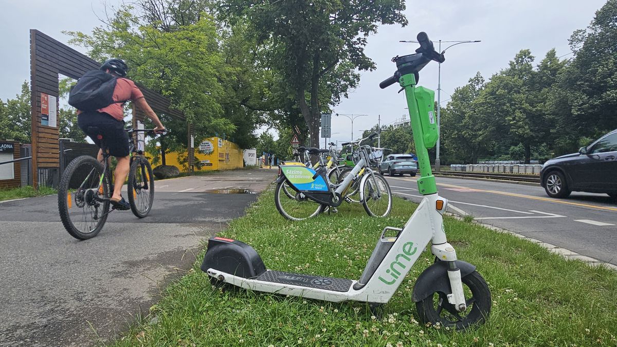 Zlom se nekoná. Kontroverzní sdílené elektrokoloběžky zůstávají v ulicích Prahy