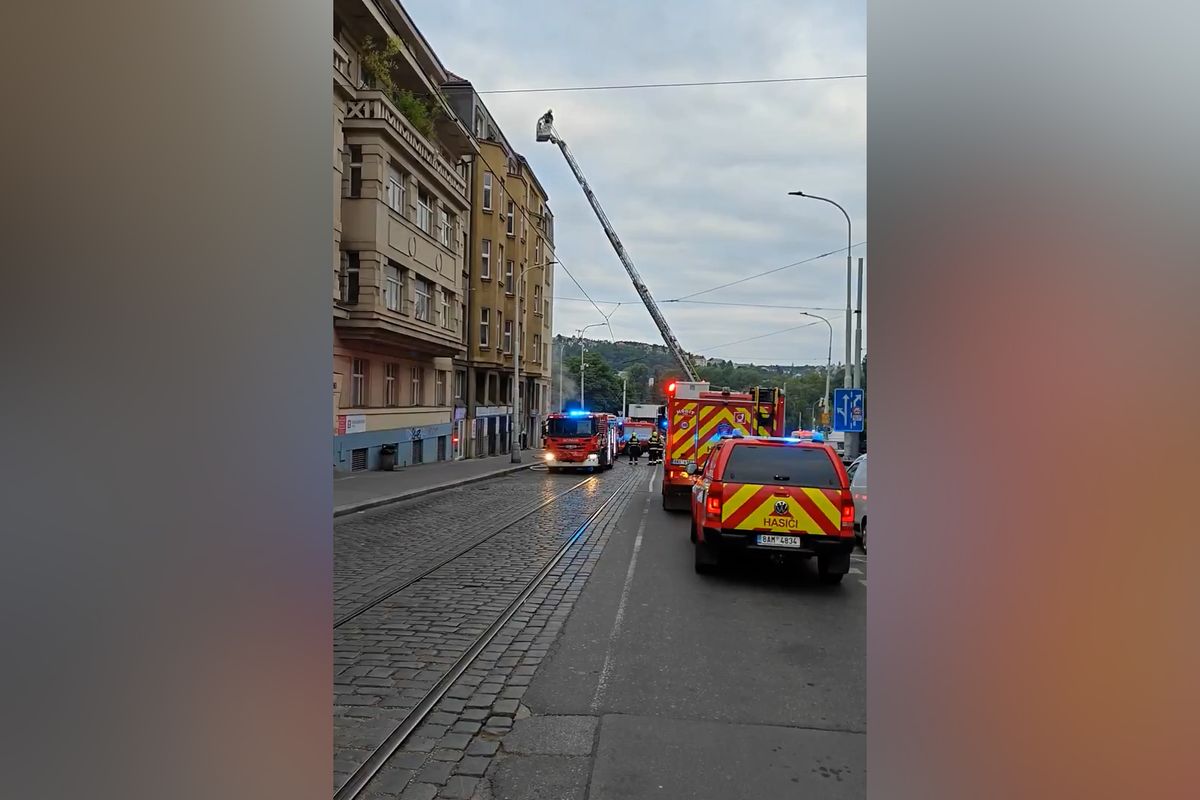 V baru v pražském Podolí vypukl požár, evakuovali 25 lidí