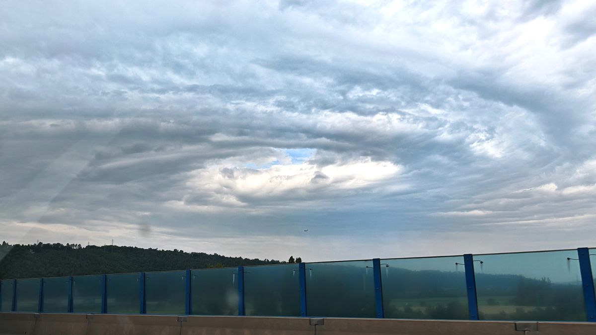 Přes střední Čechy putoval zvláštní vír