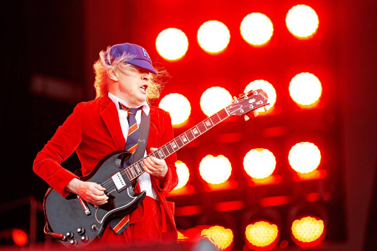 Kytarista Angus Young ve světlech reflektorů