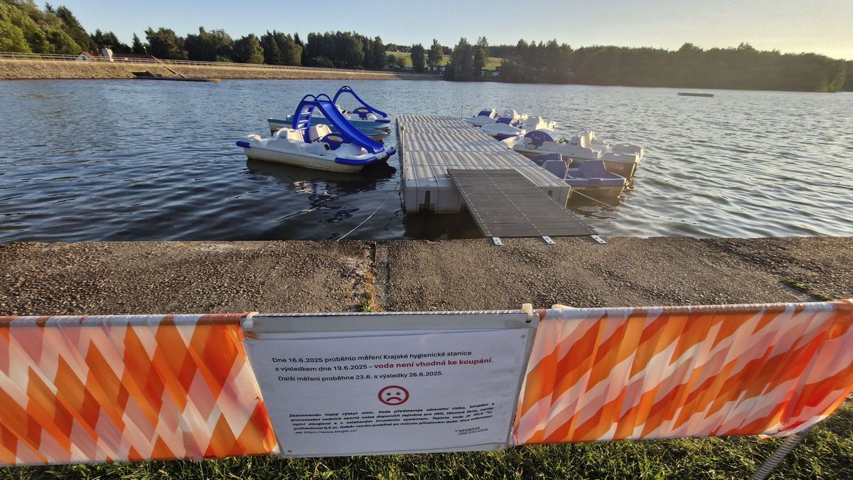 Sinice na Vysočině kazí start sezony. Hygienici vydali tři zákazy koupání