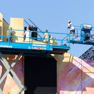 Na stavbu hlavní scény je nezbytná speciální technika pro práci ve výškách.