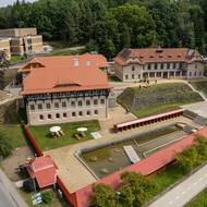 Pohled na areál Slunečních lázní z dronu