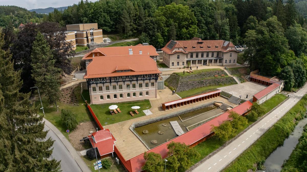 Pohled na areál Slunečních lázní z dronu