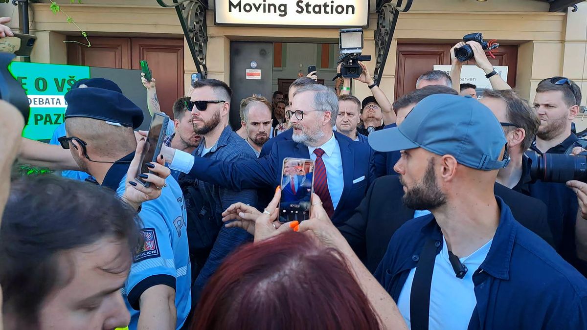 Tebe se zbavíme, vyhrožovali Fialovi odpůrci v Plzni