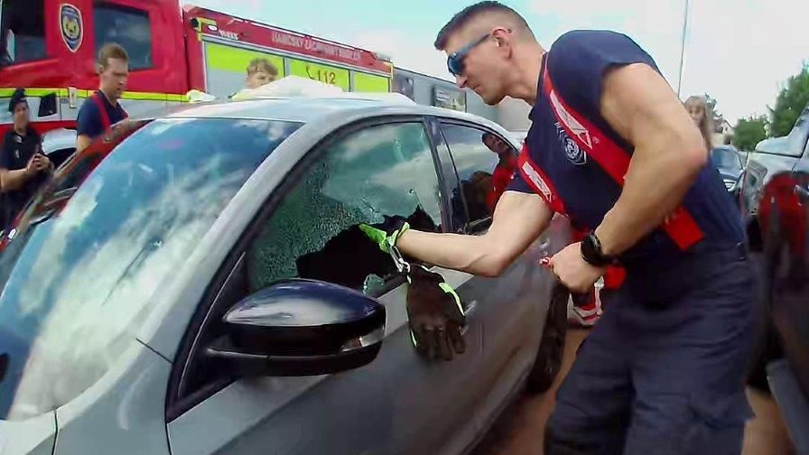 Čtyřměsíční dítě zůstalo uvězněné v rozpáleném autě. Zoufalá matka zavolala na pomoc hasiče