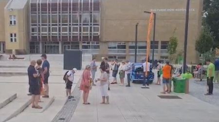 Z mítinku v Kopřivnici odjížděl Stanjura s vejci na zádech