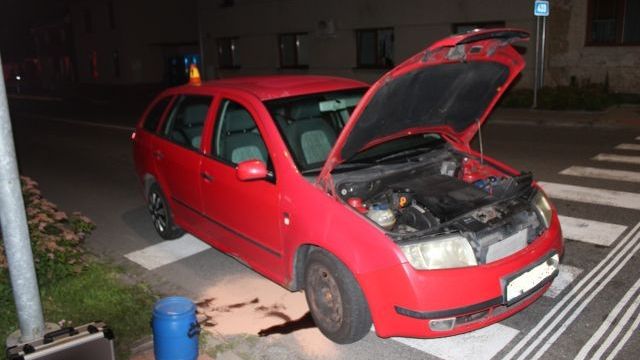 Opilý řidič boural předzahrádky v Mořicích, nepojízdné auto skončilo až v křižovatce