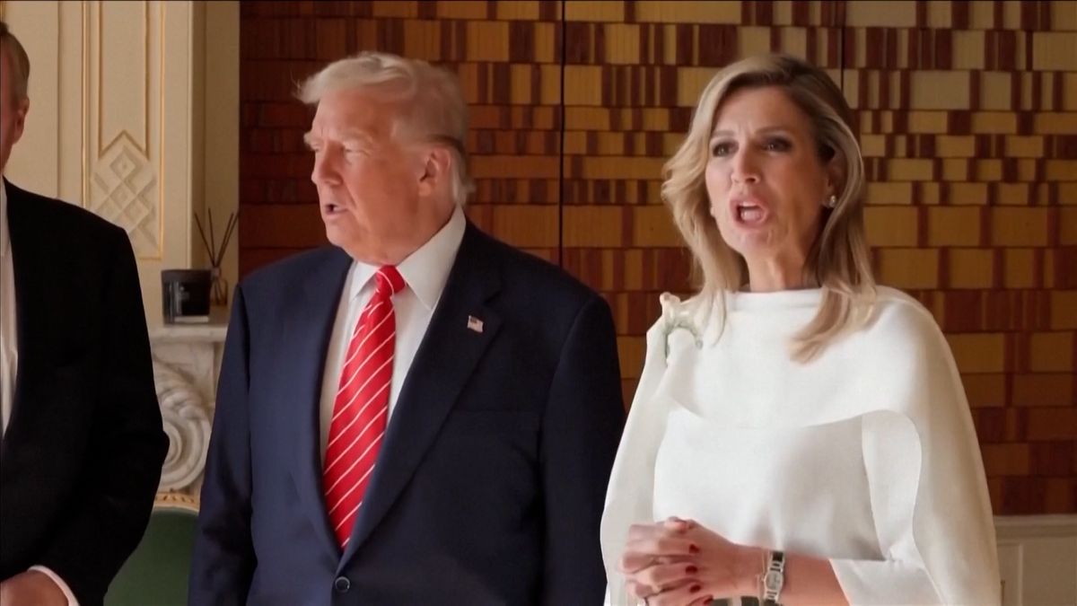 Nizozemská královna zesměšňovala Trumpa při společném focení