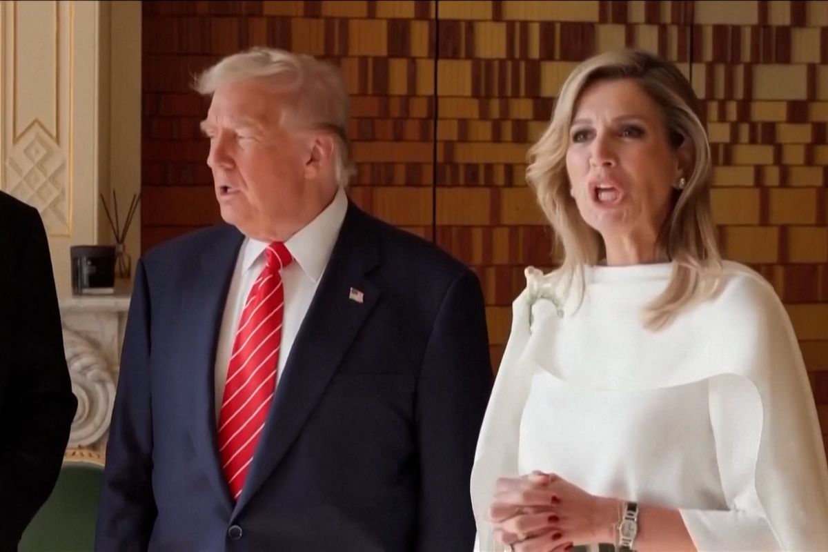 Nizozemská královna zesměšňovala Trumpa při společném focení