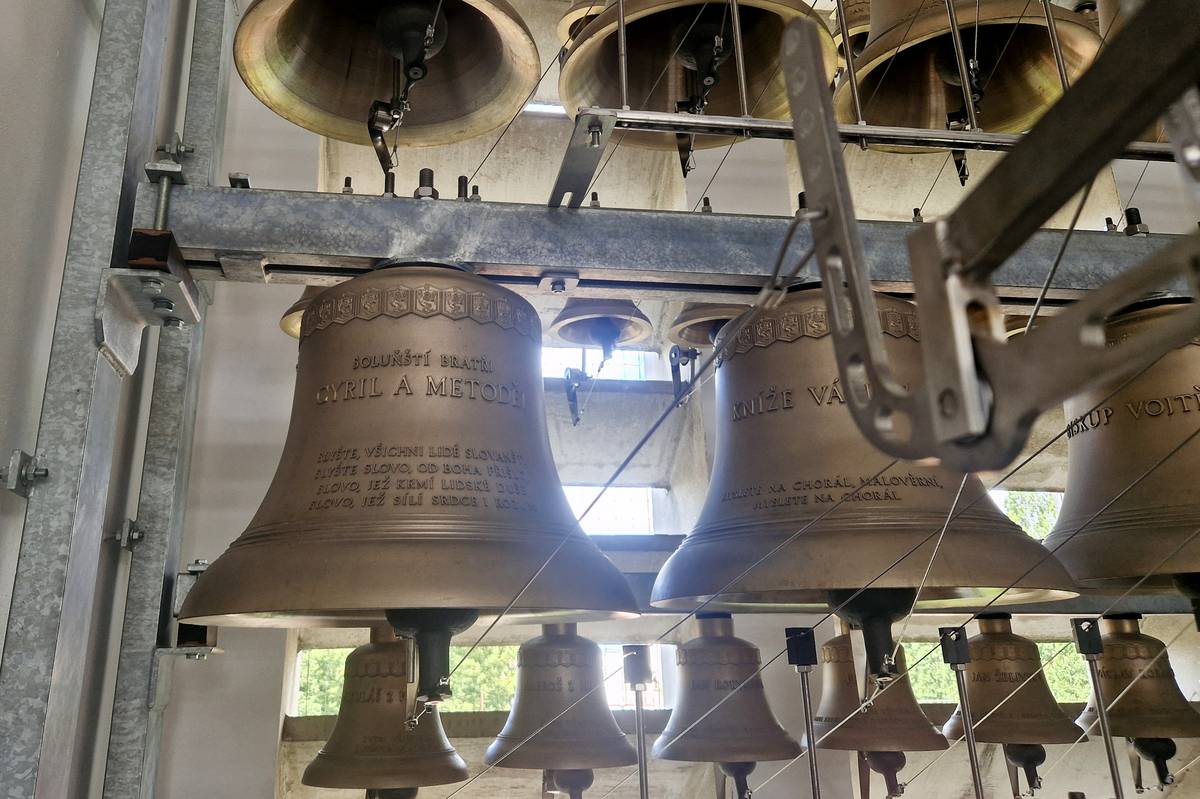 Každý ze zvonů má své jméno po osobnostech českých dějin.