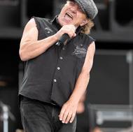 Brian Johnson si s chutí zakřičel