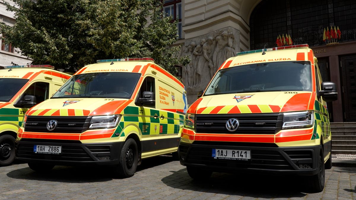 Zbarvení sanitek se má opět měnit, současná pravidla platí teprve od dubna