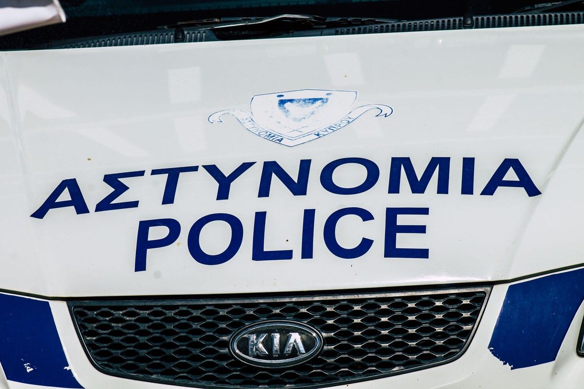 Řidič je natočil při sexu ve služebním autě. Kyperský policista s policistkou jsou mimo službu 