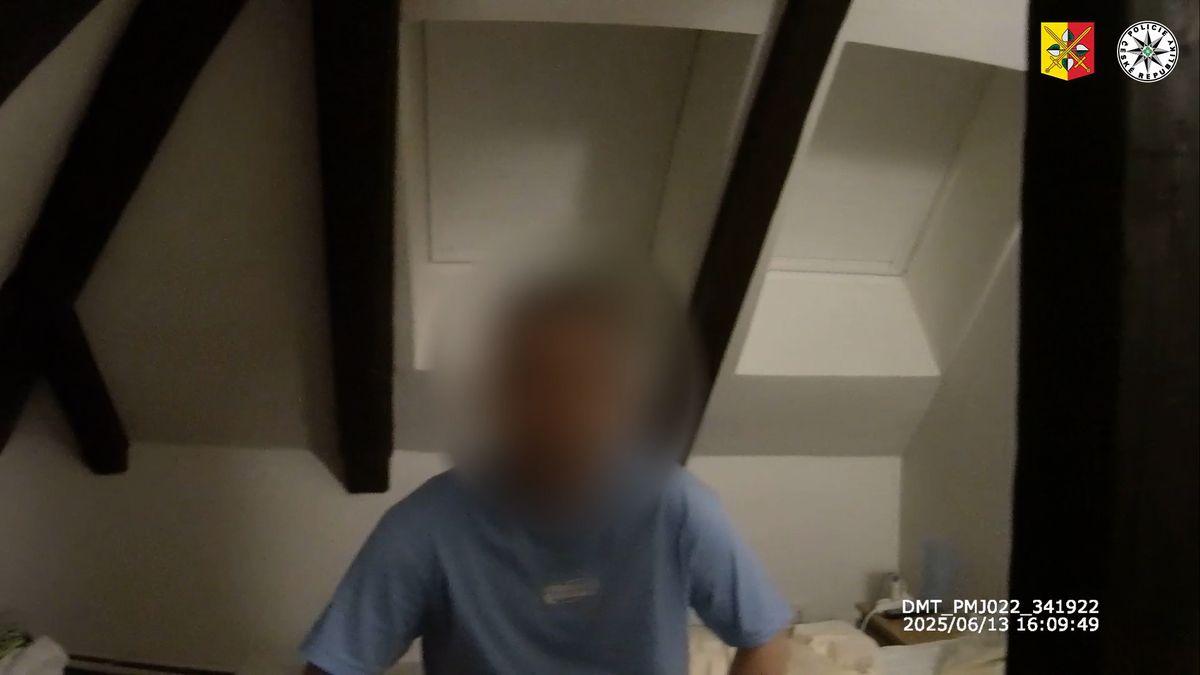 Cizinec hrozil z pražského hotelu násilným útokem kvůli nenávisti k Čechům. Vyhostili ho