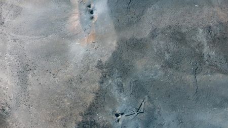 Na povrchu jen pár děr, výbuchy až ve skále. Satelitní záběr na íránské zařízení po americkém náletu