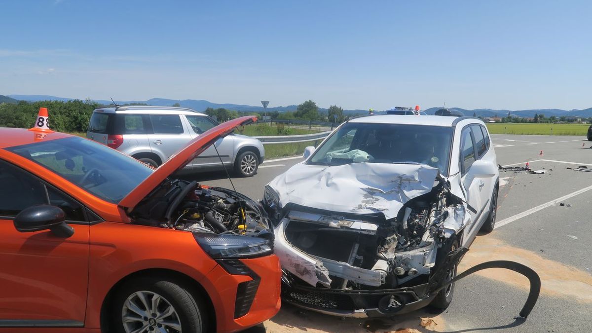 Na Šumpersku se na křižovatce srazila čtyři auta, dva zranění