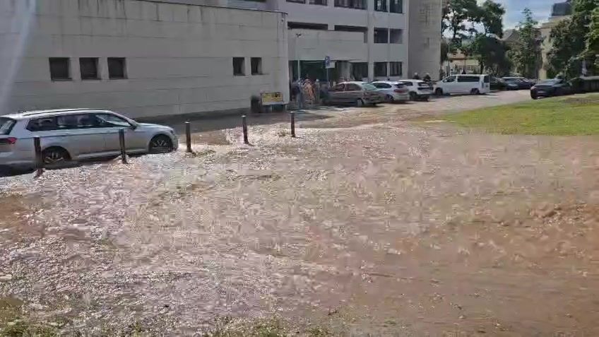 Zastavily se tramvaje, auta stála ve vodě. V Praze prasklo velké vodovodní potrubí