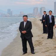 „Kim Čong-un vyjádřil přesvědčení, že vlna štěstí, která se zvedne v pobřežní turistické oblasti Wonsan Kalma, posílí její atraktivní pověst turistického a kulturního střediska světové úrovně,“ uvedla agentura KCNA.