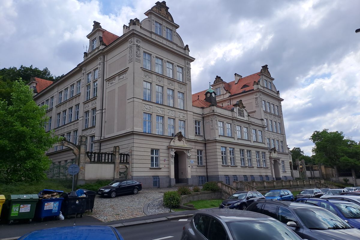 Levné hostely s přespáním na zemi tentokrát baťůžkáři na karlovarském festivalu nenajdou