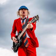 Angus Young při své dokonalém kytarovém výletě
