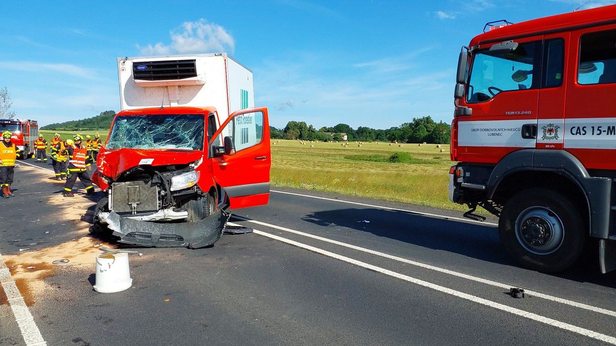 Silnici z Varů na Prahu na tři hodiny uzavřela srážka dvou dodávek