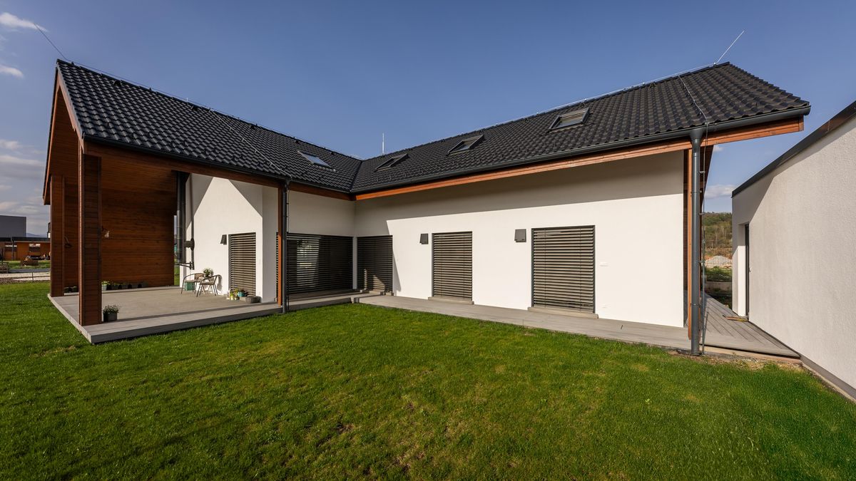 Atypická dřevostavba má díky střeše útulnou terasu