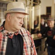 Tomáš Jeřábek alias pragmatický Ondřej se snaží alespoň na pár dní uniknout své podezíravé manželce Kláře (Erika Stárková), která ho kontroluje na každém kroku.