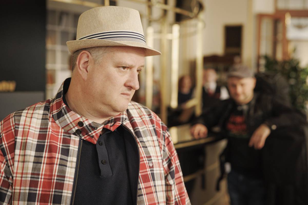 Tomáš Jeřábek alias pragmatický Ondřej se snaží alespoň na pár dní uniknout své podezíravé manželce Kláře (Erika Stárková), která ho kontroluje na každém kroku.