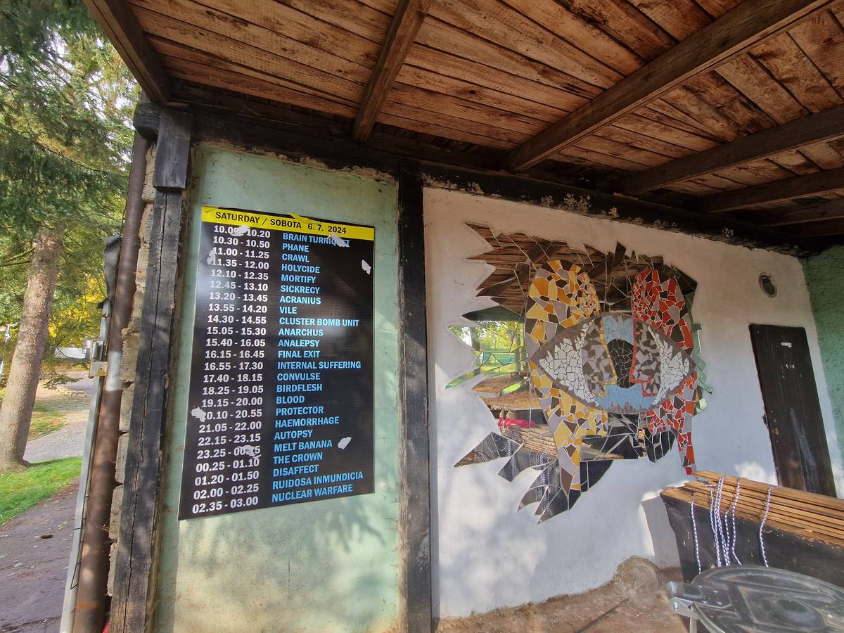 Výzdoba do posledních chvil připomínala akce, které se tu uskutečnily.