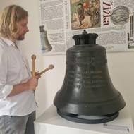 Biskup Pavel Pechanec u zvonu, který byl ve věži původně umístěn.