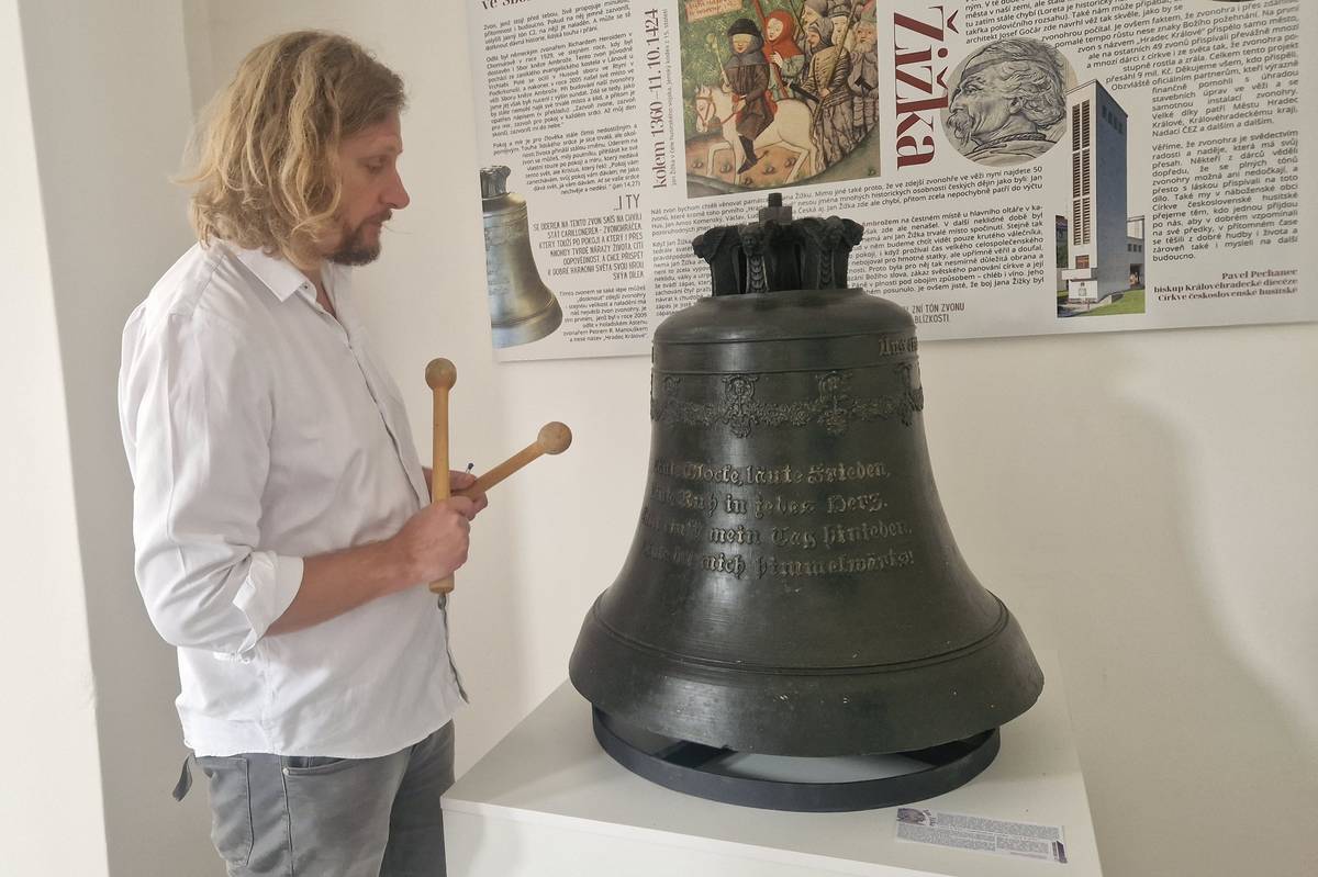 Biskup Pavel Pechanec u zvonu, který byl ve věži původně umístěn.