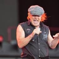 Brian Johnson přišel před devíti lety málem o sluch. Nyní je zpět