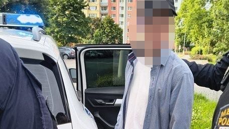 Mladík si dobíjel mobil na účet paneláku v Plzni. Místní to tak nenechali