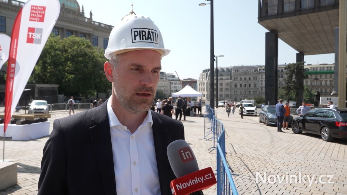 Je to Pirát! Náměstek primátora Hřib si dělá politickou reklamu na městských akcích nošením speciální helmy
