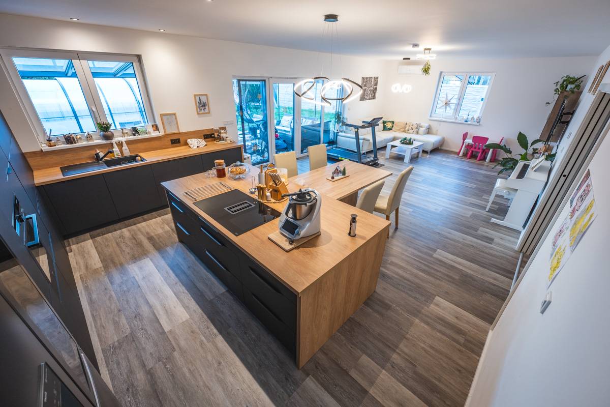 Zvolili levnější variantu konstrukce dřevostavby (difuzně uzavřenou skladbu stěn). Život v domě si oba chválí.