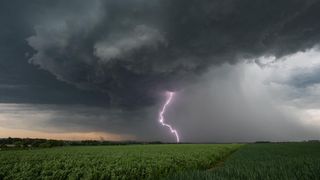 Meteorologové upozorňují na riziko pondělních bouřek